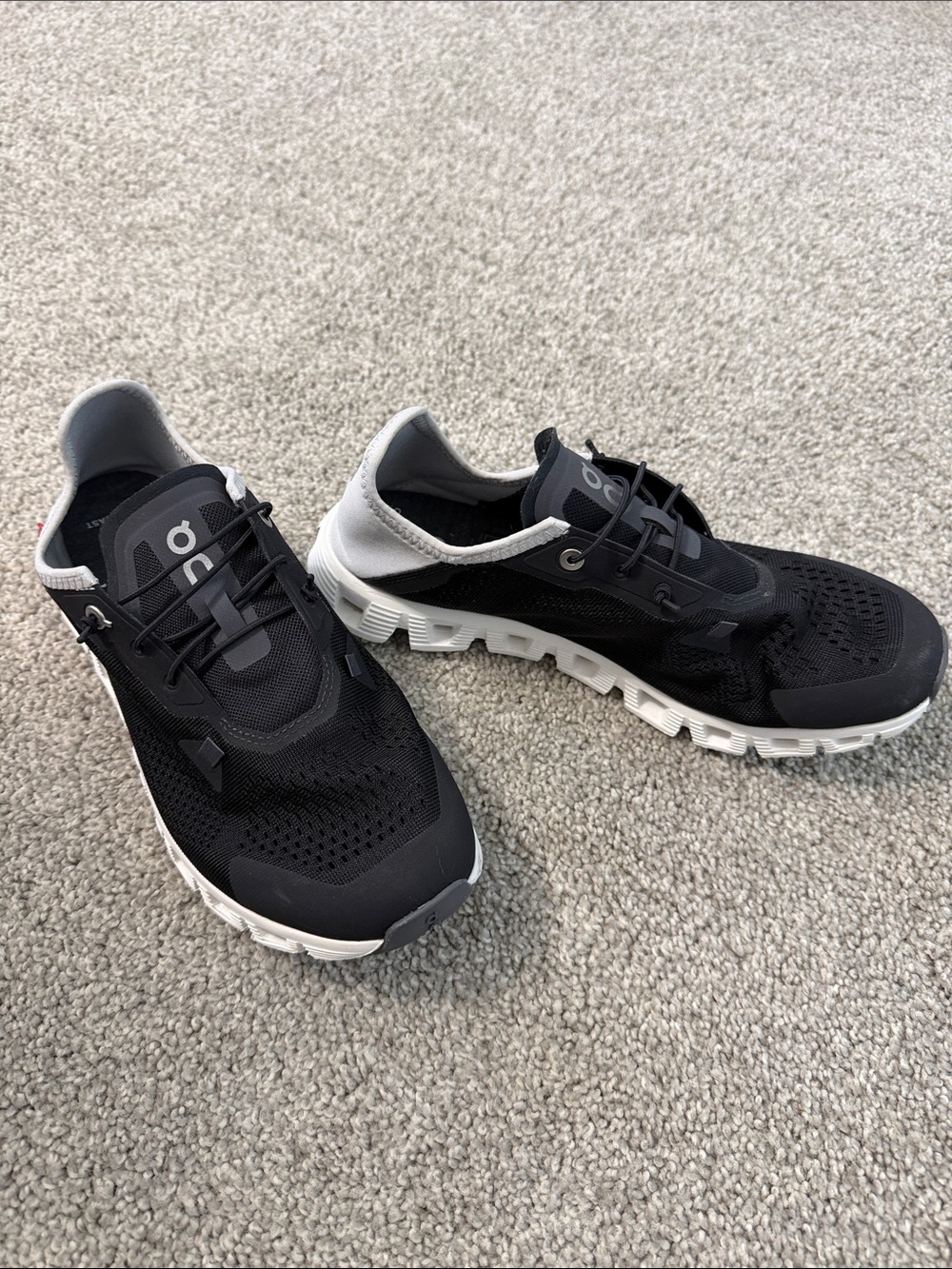 On Running Women’s Black and White Cloudflow Athletic Shoes EUC